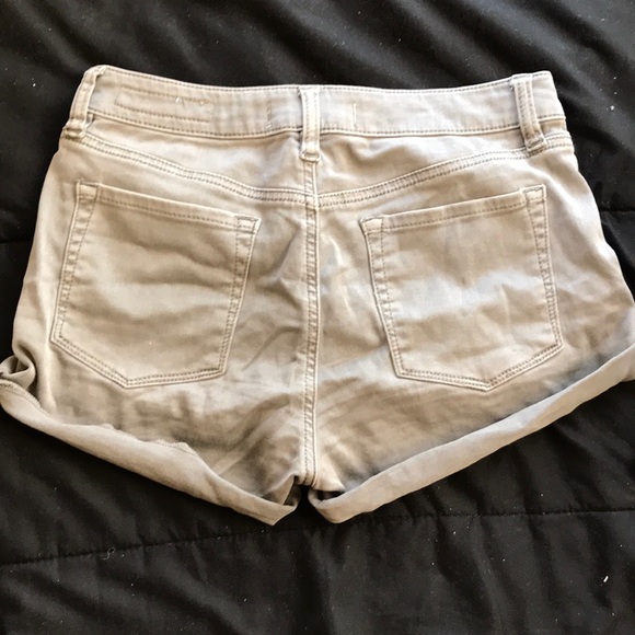 Grey shorts - Picture 2 of 3